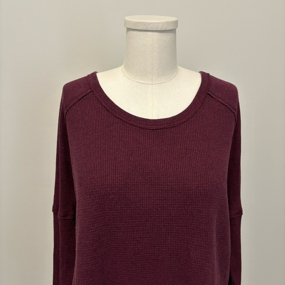 Aritzia TNA Alder Thermal Long Sleeve Waffle Knit Relaxed Fit Top Burgundy Small - Picture 7 of 16